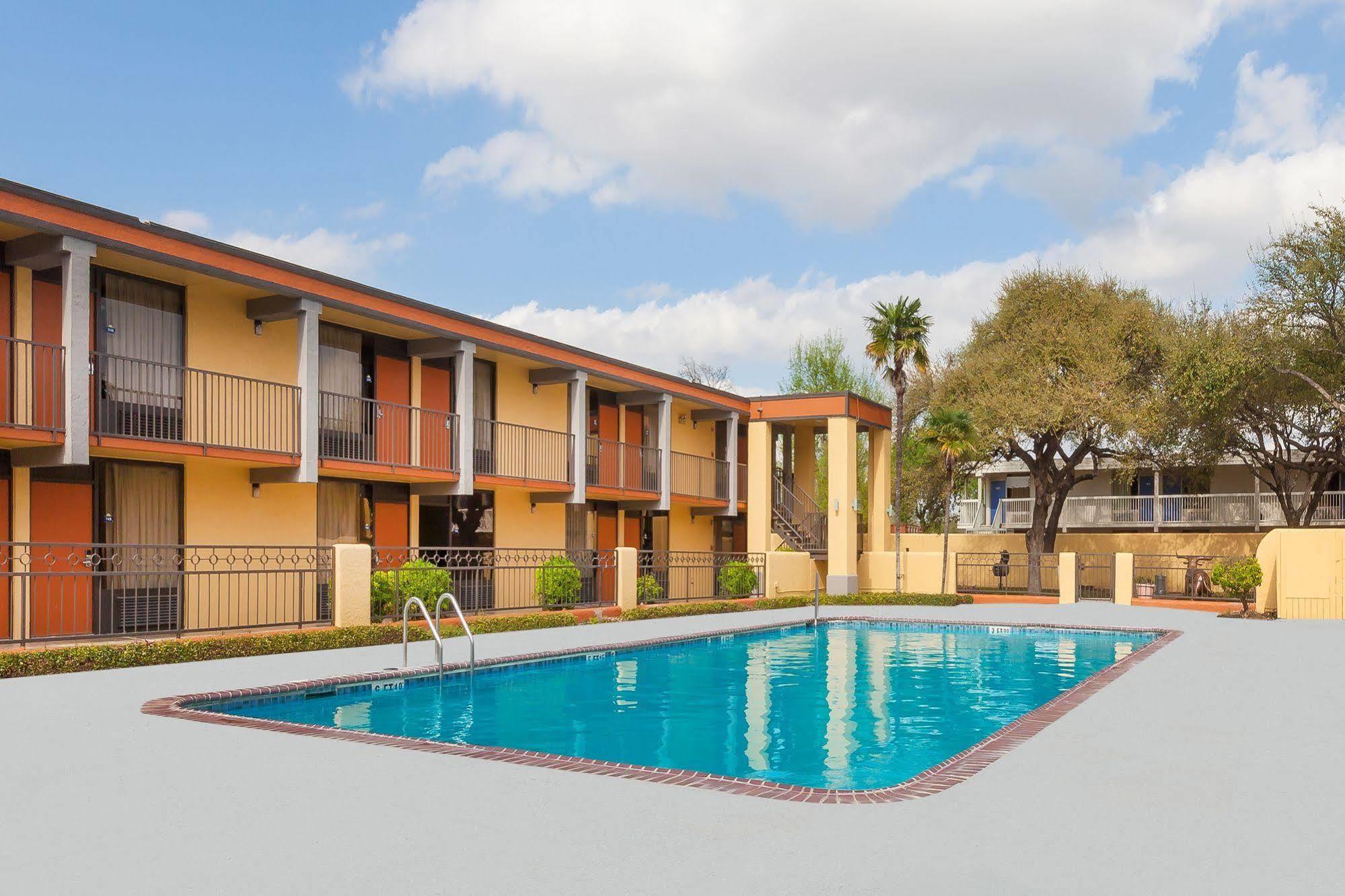 Days Inn By Wyndham Uvalde Exterior foto