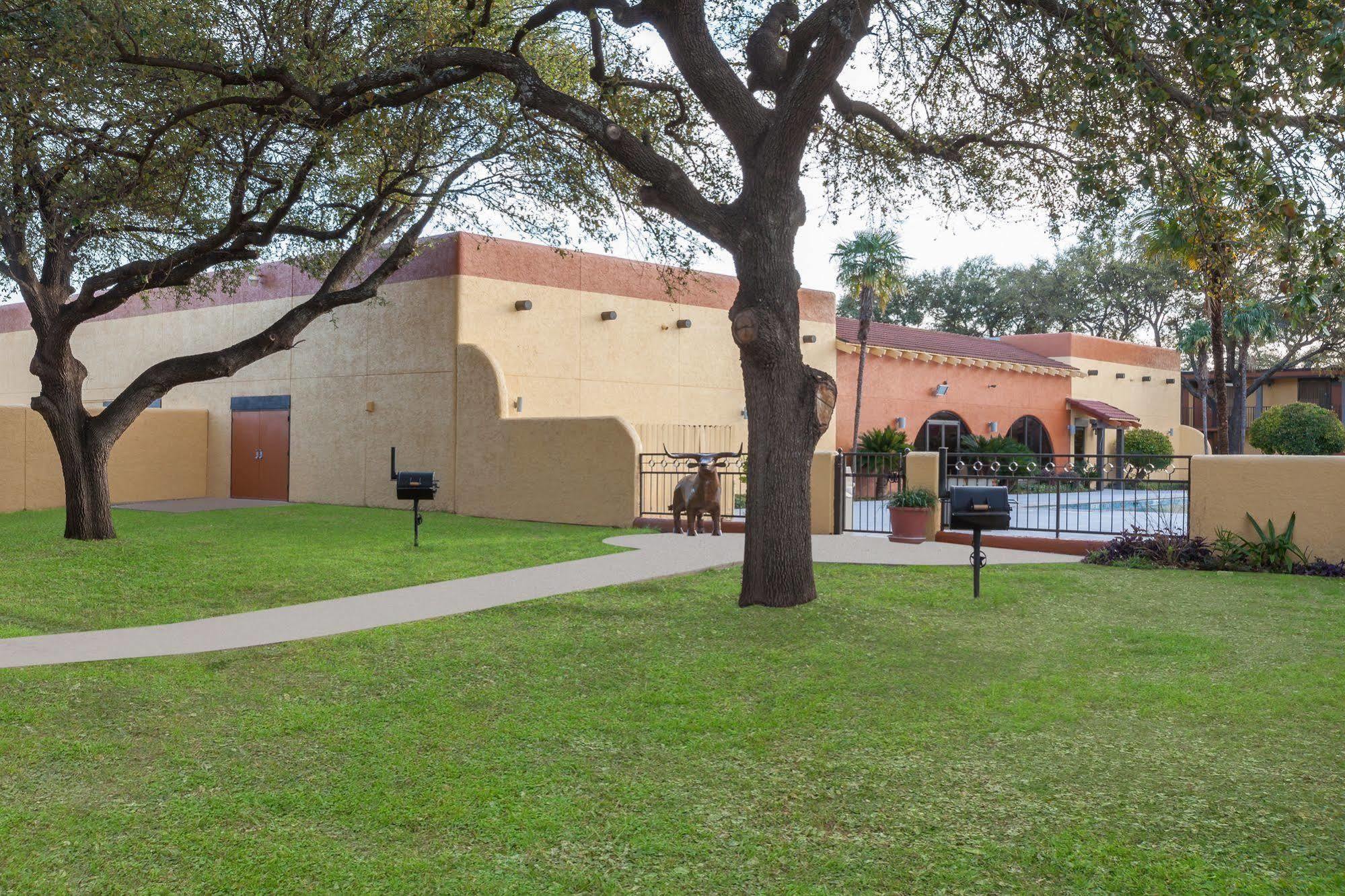 Days Inn By Wyndham Uvalde Exterior foto